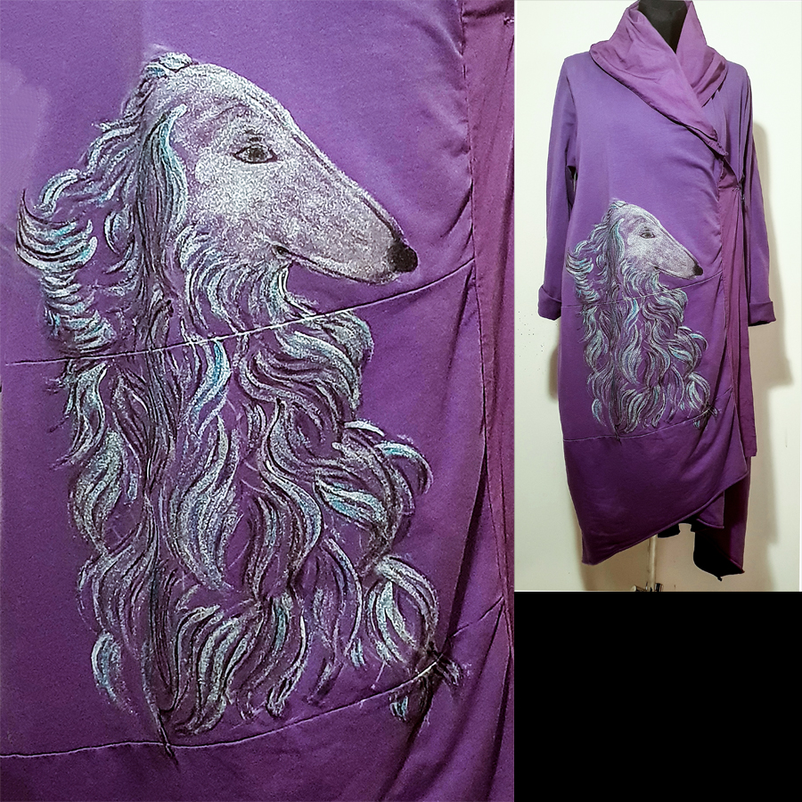 Motivi in poslikave psa borzoja na vijolični obleki